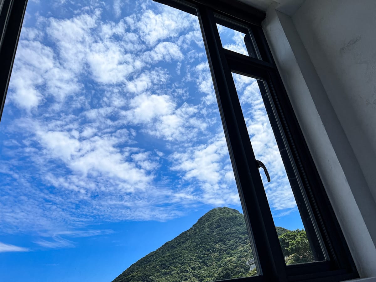 【M Bar House】九份唯一酒吧民宿推薦,在床上欣賞藍天白雲的夢幻奢侈待遇,復古懷舊工地風格的質感裝潢,出門上樓直接到酒吧! - 第4張圖