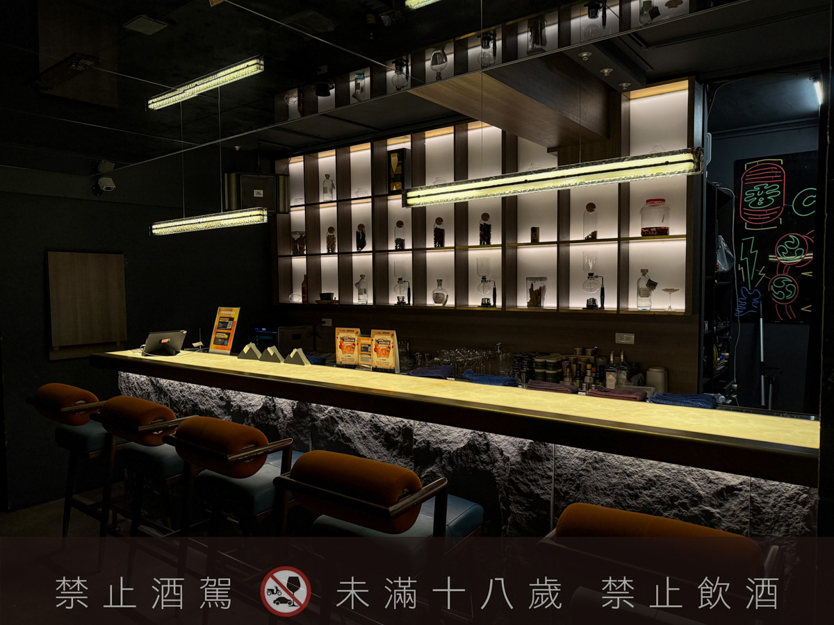 【無心戒酒互助會-同溫層俱樂部】台北西門最熱門餐酒館推薦，特色必點Bucket桶調酒、同溫層特調，西門包場聚會餐廳首選！