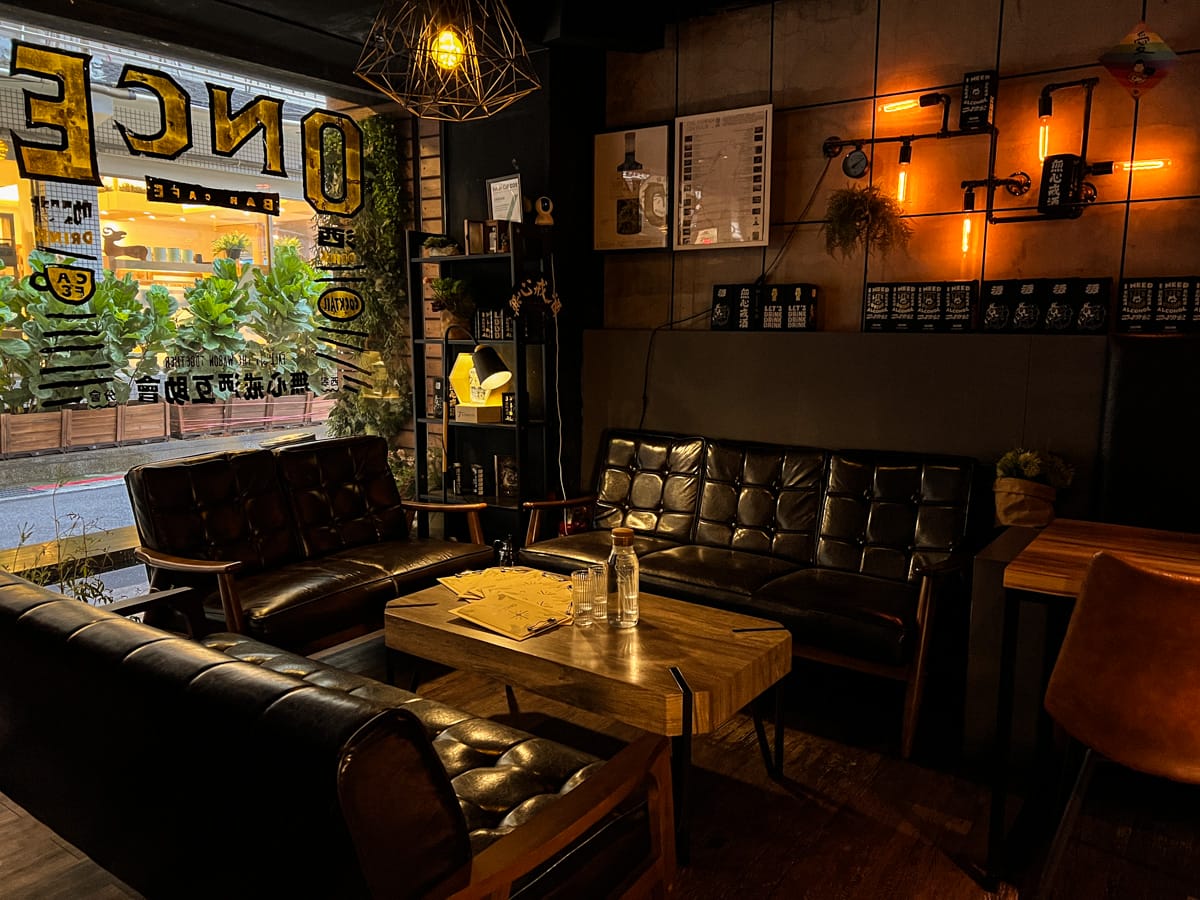 【ONCE Cafe&Bar 無心戒酒互助會-西寧分會】台北西門特色酒吧推薦,絕美獨家琴酒特調,白天喝咖啡晚上喝酒!兩百多種琴酒任君挑選! - 第8張圖