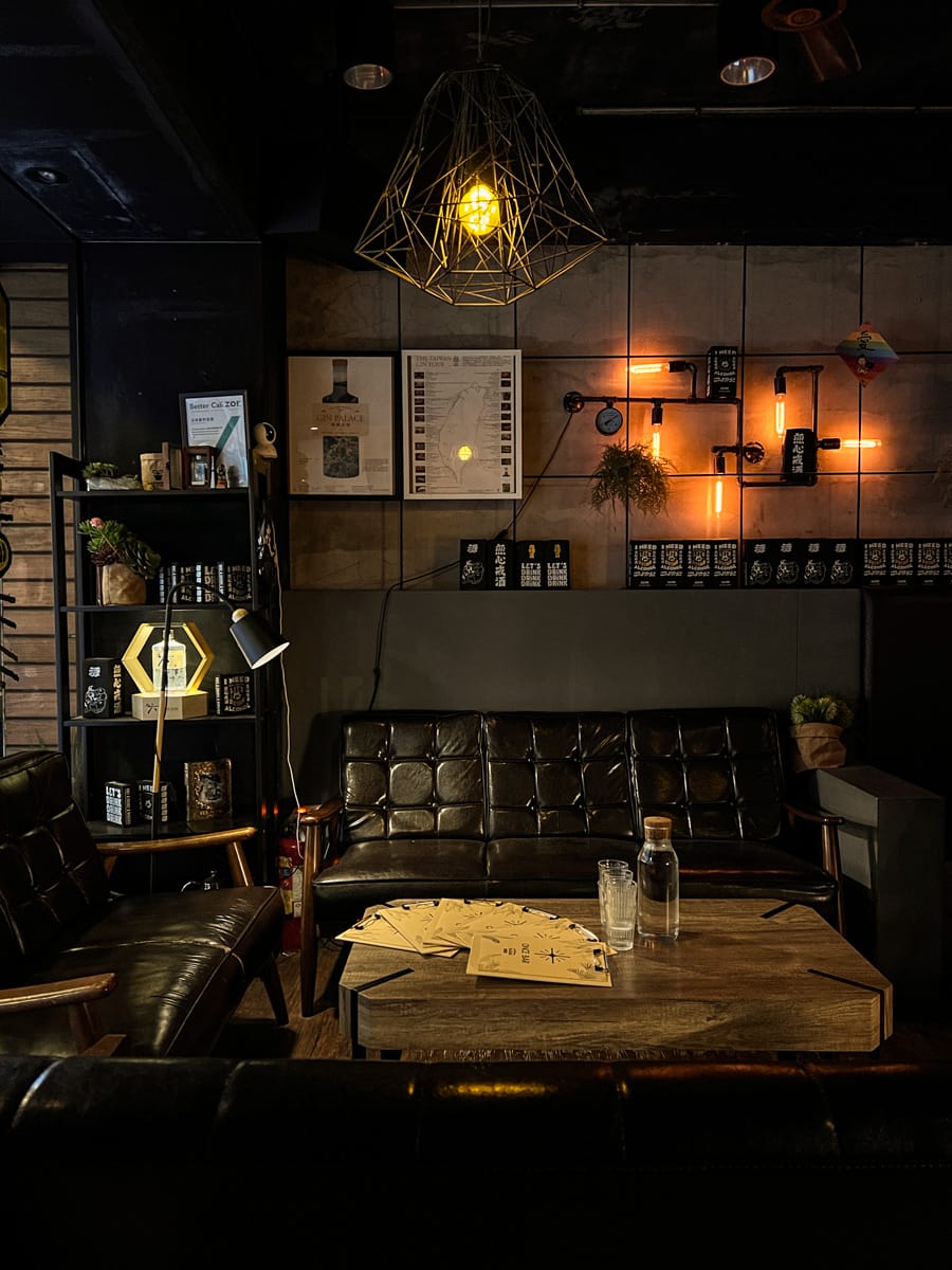 【ONCE Cafe&Bar 無心戒酒互助會-西寧分會】台北西門特色酒吧推薦,絕美獨家琴酒特調,白天喝咖啡晚上喝酒!兩百多種琴酒任君挑選! - 第10張圖