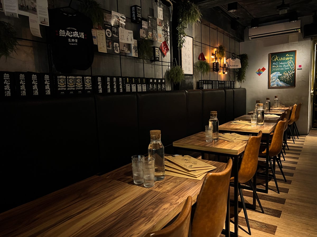 【ONCE Cafe&Bar 無心戒酒互助會-西寧分會】台北西門特色酒吧推薦,絕美獨家琴酒特調,白天喝咖啡晚上喝酒!兩百多種琴酒任君挑選! - 第7張圖