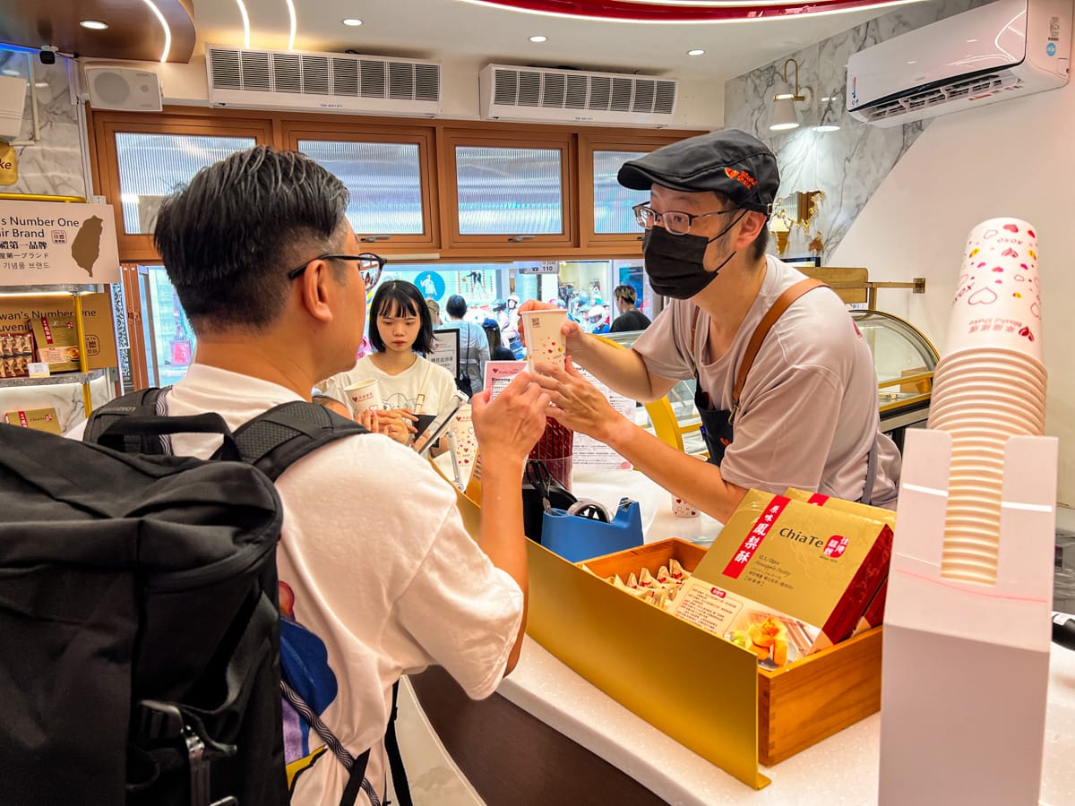 【幸福搖搖】西門町必喝的人氣珍珠奶茶!全台首創飲料自助加料!台灣旅遊首選排隊珍珠奶茶網紅名店 - 第13張圖