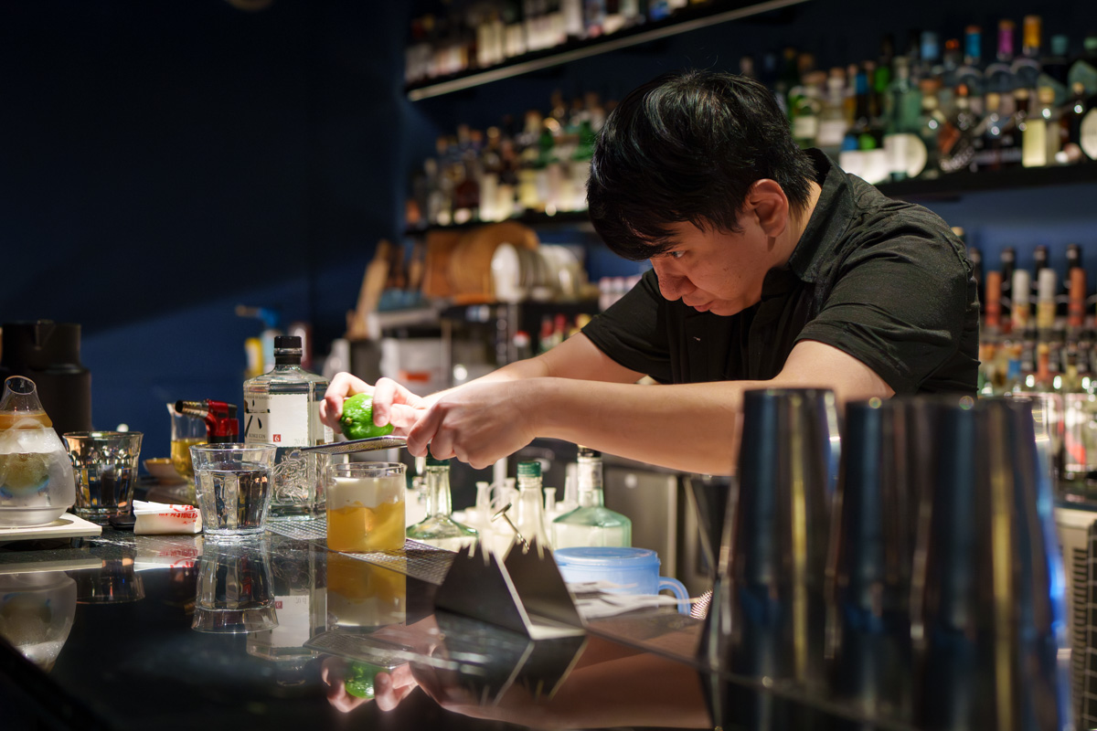 【ONCE Cafe&Bar 無心戒酒互助會-西寧分會】台北西門特色酒吧推薦，絕美獨家琴酒特調，白天喝咖啡晚上喝酒！感受晝夜流轉全新調酒！