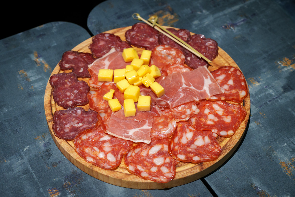 【ONCE Cafe&Bar 無心戒酒互助會-西寧分會】台北西門特色酒吧推薦，絕美獨家琴酒特調，白天喝咖啡晚上喝酒！感受晝夜流轉全新調酒！