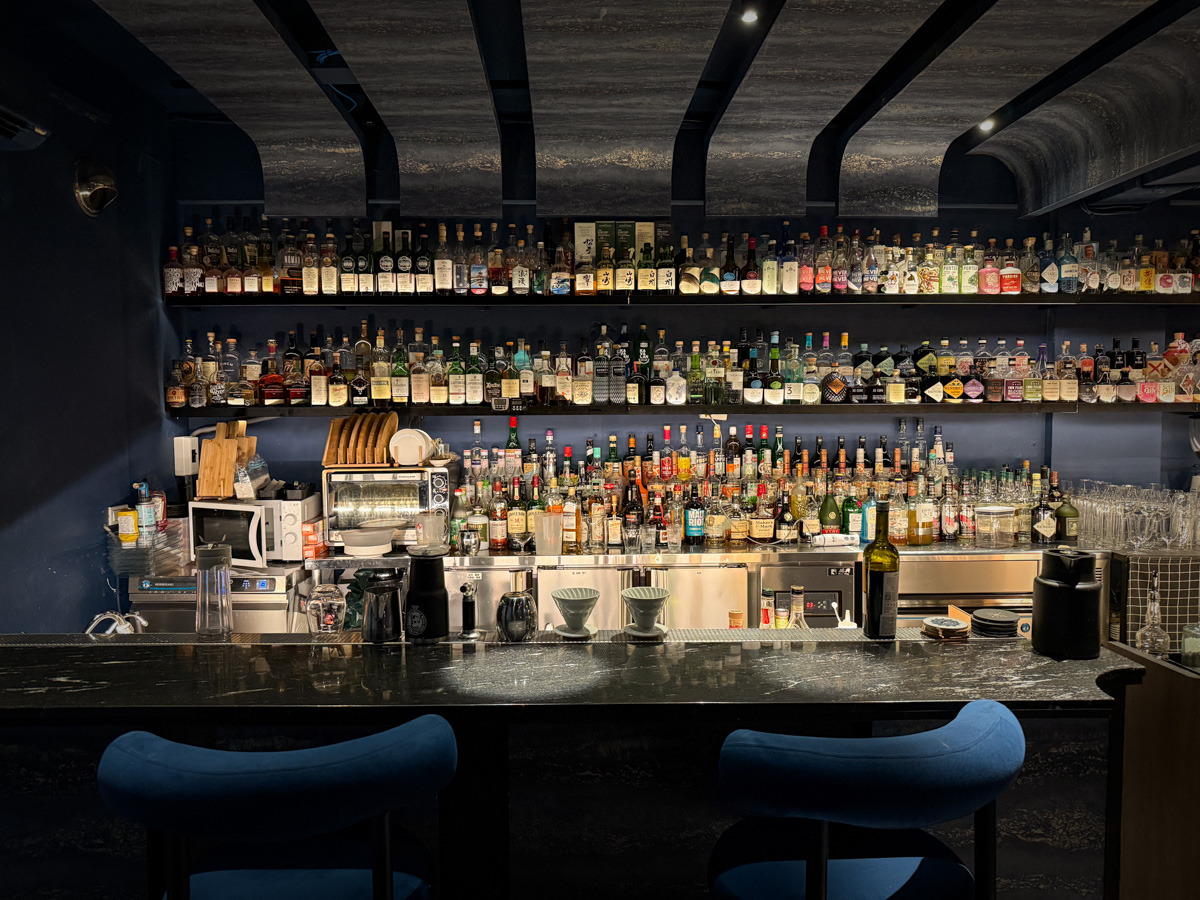 【ONCE Cafe&Bar 無心戒酒互助會-西寧分會】台北西門特色酒吧推薦，絕美獨家琴酒特調，白天喝咖啡晚上喝酒！感受晝夜流轉全新調酒！