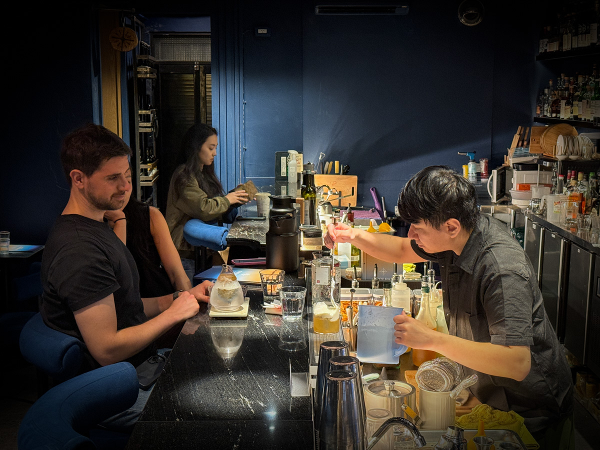 【ONCE Cafe&Bar 無心戒酒互助會-西寧分會】台北西門特色酒吧推薦，絕美獨家琴酒特調，白天喝咖啡晚上喝酒！感受晝夜流轉全新調酒！