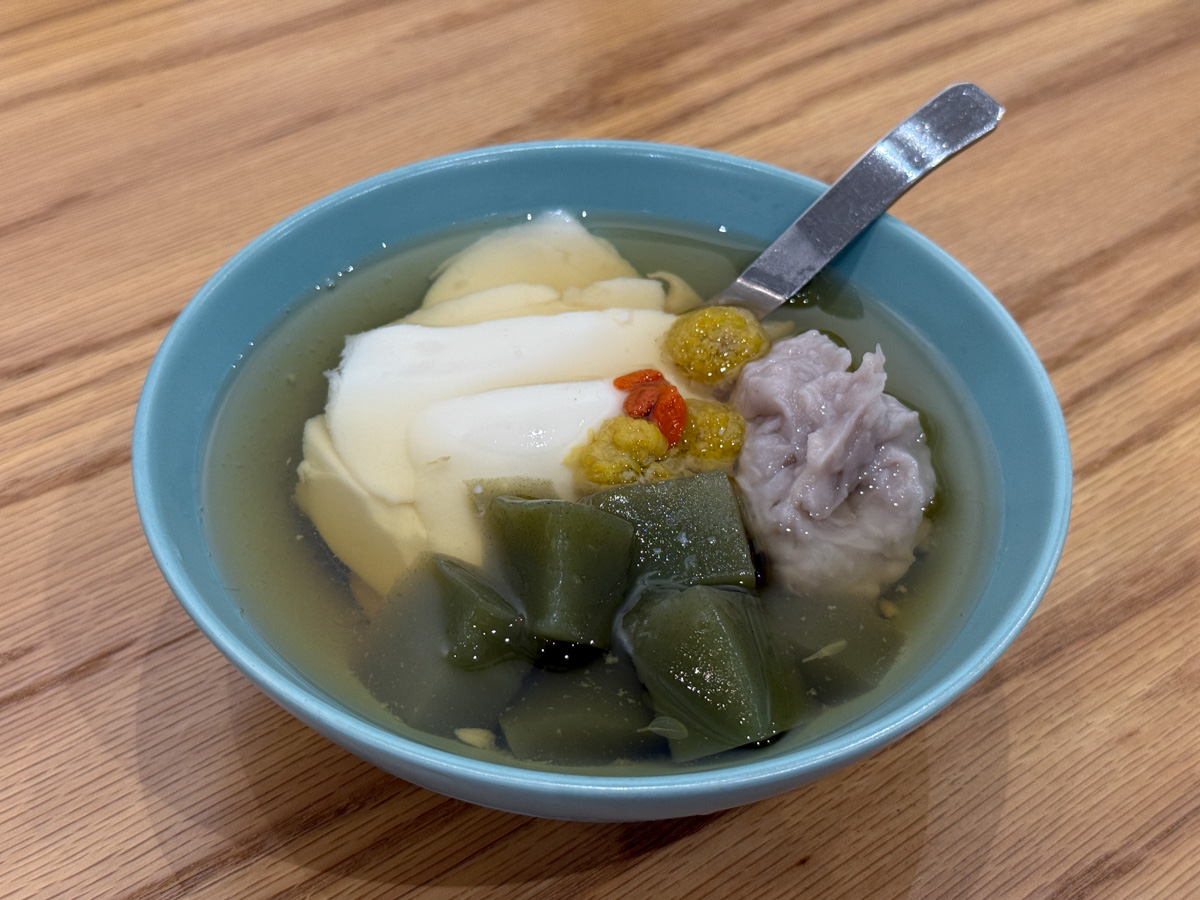 【民主豆花】台中北區隱藏版甜點美食推薦,4大口味豆花、9種配料選擇,獨家必吃首創麻薏粉粿! - 第18張圖