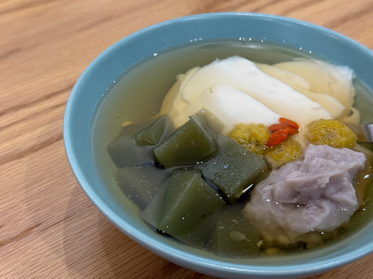 【民主豆花】台中北區隱藏版甜點美食推薦,4大口味豆花、9種配料選擇,獨家必吃首創麻薏粉粿! - 第19張圖