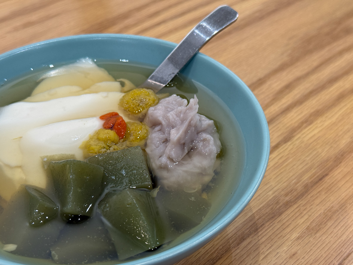 【民主豆花】台中北區隱藏版甜點美食推薦,4大口味豆花、9種配料選擇,獨家必吃首創麻薏粉粿! - 第21張圖