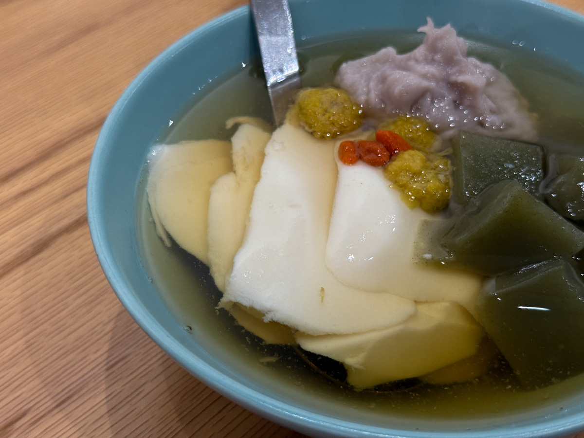 【民主豆花】台中北區隱藏版甜點美食推薦,4大口味豆花、9種配料選擇,獨家必吃首創麻薏粉粿! - 第20張圖