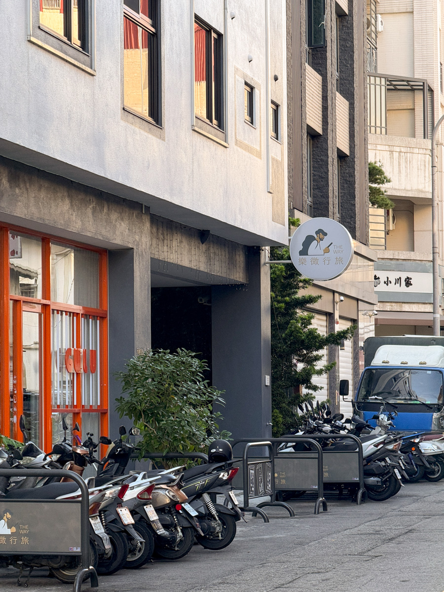 【樂微行旅】台中南區平價商旅住宿推薦,平日1500元起,7大質感設計主題房型,1分鐘步行到忠孝夜市! - 第2張圖