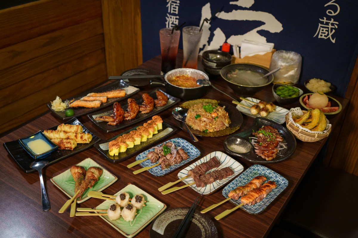 【老藏野炭火居酒屋】板橋江子翠居酒屋美食餐廳推薦，大啖職人料理，當月壽星整桌用餐95折再送秋刀魚！