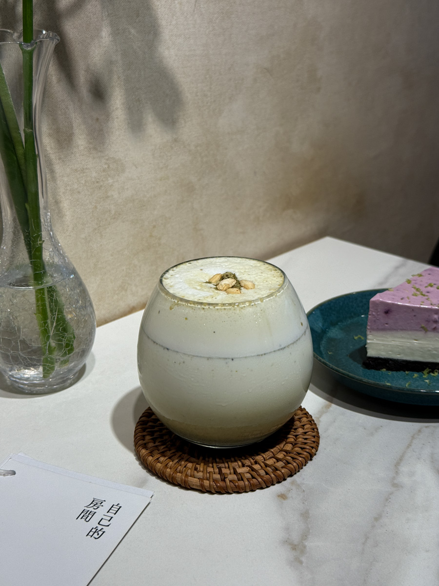 【自己的房間】台南新美街咖啡廳推薦，精緻手沖咖啡，特色必吃手作甜點，續杯飲品半價！