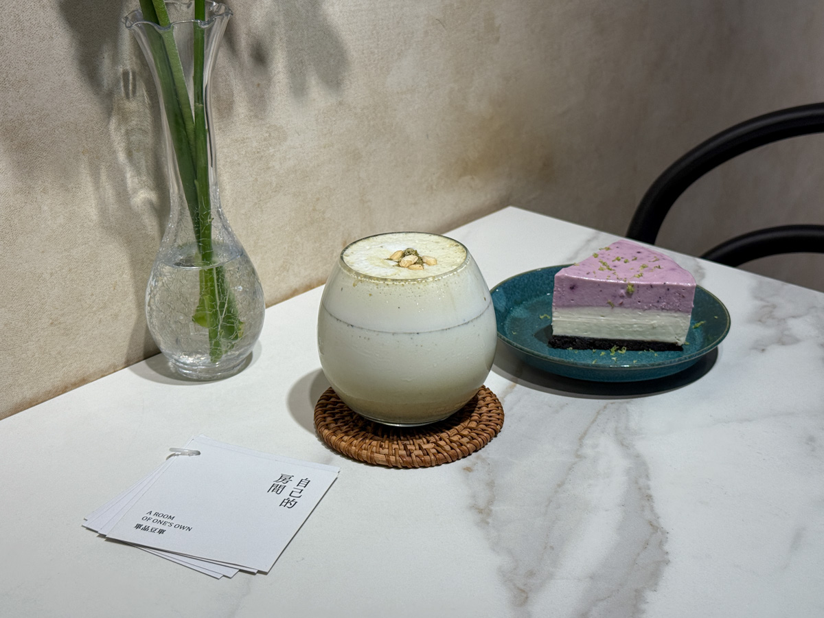 【自己的房間】台南新美街咖啡廳推薦，精緻手沖咖啡，特色必吃手作甜點，續杯飲品半價！