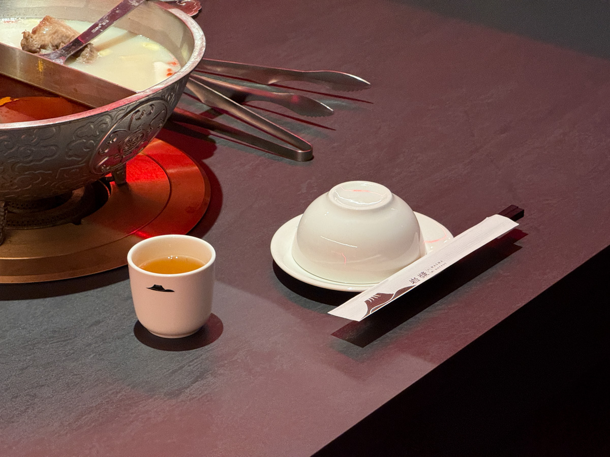 【岩漿火鍋 桃園中正店】桃園必吃火鍋推薦,鍋底鴨血豆腐無限續加!5大獨門湯底,獨家漢方藥材熬製 - 第6張圖 【岩漿火鍋 桃園中正店】桃園必吃火鍋推薦,鍋底鴨血豆腐無限續加!5大獨門湯底,獨家漢方藥材熬製