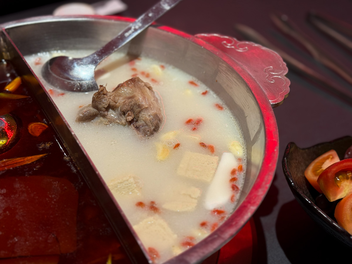 【岩漿火鍋 桃園中正店】桃園必吃火鍋推薦,鍋底鴨血豆腐無限續加!5大獨門湯底,獨家漢方藥材熬製 - 第25張圖 【岩漿火鍋 桃園中正店】桃園必吃火鍋推薦,鍋底鴨血豆腐無限續加!5大獨門湯底,獨家漢方藥材熬製