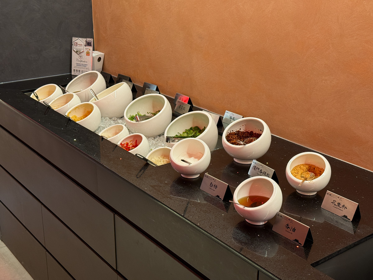 【岩漿火鍋 桃園中正店】桃園必吃火鍋推薦,鍋底鴨血豆腐無限續加!5大獨門湯底,獨家漢方藥材熬製 - 第14張圖 【岩漿火鍋 桃園中正店】桃園必吃火鍋推薦,鍋底鴨血豆腐無限續加!5大獨門湯底,獨家漢方藥材熬製