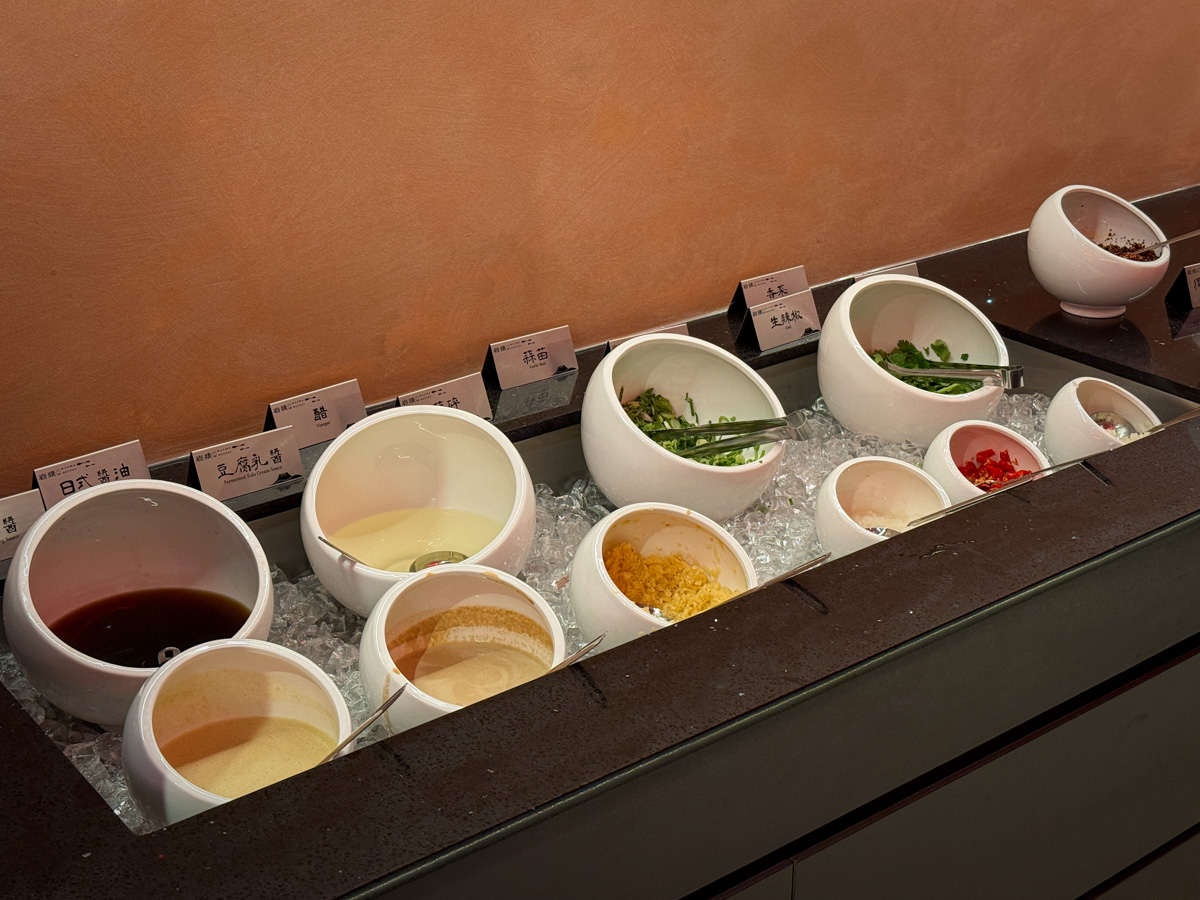 【岩漿火鍋 桃園中正店】桃園必吃火鍋推薦,鍋底鴨血豆腐無限續加!5大獨門湯底,獨家漢方藥材熬製 - 第15張圖 【岩漿火鍋 桃園中正店】桃園必吃火鍋推薦,鍋底鴨血豆腐無限續加!5大獨門湯底,獨家漢方藥材熬製