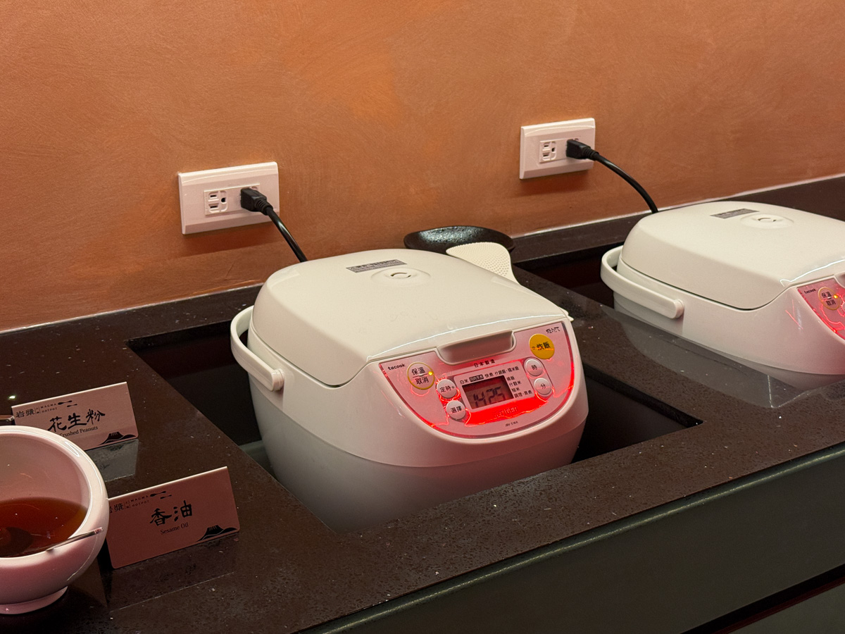 【岩漿火鍋 桃園中正店】桃園必吃火鍋推薦,鍋底鴨血豆腐無限續加!5大獨門湯底,獨家漢方藥材熬製 - 第16張圖 【岩漿火鍋 桃園中正店】桃園必吃火鍋推薦,鍋底鴨血豆腐無限續加!5大獨門湯底,獨家漢方藥材熬製