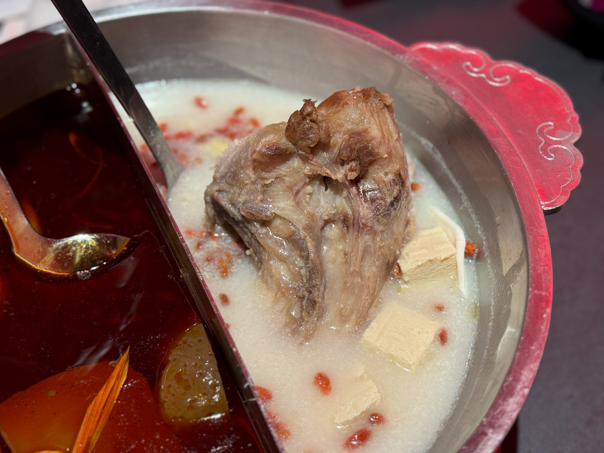 【岩漿火鍋 桃園中正店】桃園必吃火鍋推薦,鍋底鴨血豆腐無限續加!5大獨門湯底,獨家漢方藥材熬製 - 第26張圖 【岩漿火鍋 桃園中正店】桃園必吃火鍋推薦,鍋底鴨血豆腐無限續加!5大獨門湯底,獨家漢方藥材熬製