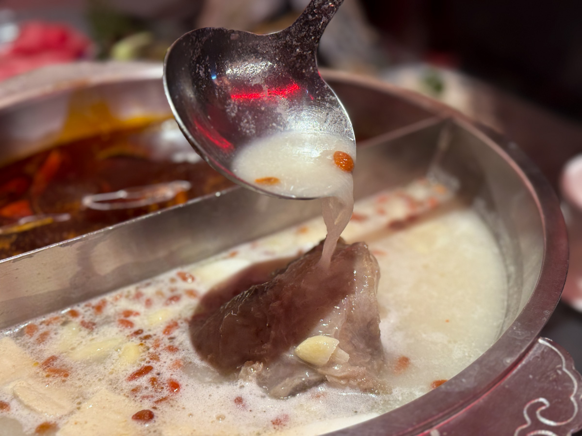 【岩漿火鍋 桃園中正店】桃園必吃火鍋推薦,鍋底鴨血豆腐無限續加!5大獨門湯底,獨家漢方藥材熬製 - 第27張圖 【岩漿火鍋 桃園中正店】桃園必吃火鍋推薦,鍋底鴨血豆腐無限續加!5大獨門湯底,獨家漢方藥材熬製