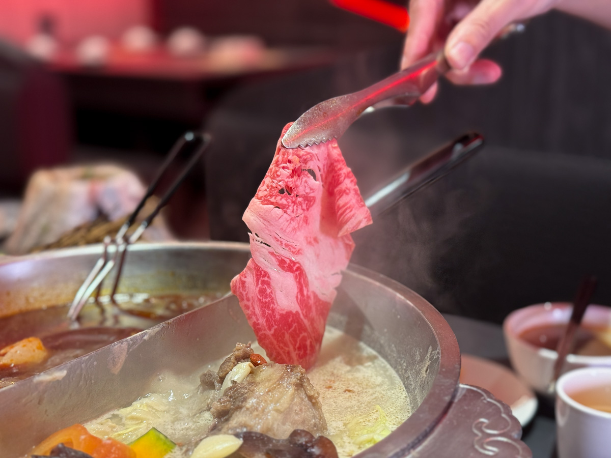 【岩漿火鍋 桃園中正店】桃園必吃火鍋推薦,鍋底鴨血豆腐無限續加!5大獨門湯底,獨家漢方藥材熬製 - 第31張圖 【岩漿火鍋 桃園中正店】桃園必吃火鍋推薦,鍋底鴨血豆腐無限續加!5大獨門湯底,獨家漢方藥材熬製