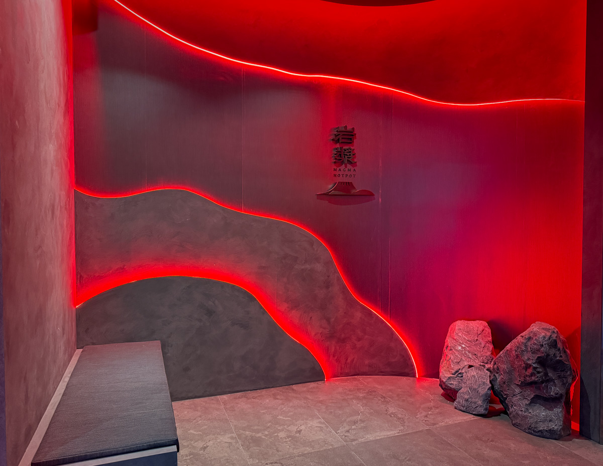 【岩漿火鍋 桃園中正店】桃園必吃火鍋推薦,鍋底鴨血豆腐無限續加!5大獨門湯底,獨家漢方藥材熬製 - 第2張圖 【岩漿火鍋 桃園中正店】桃園必吃火鍋推薦,鍋底鴨血豆腐無限續加!5大獨門湯底,獨家漢方藥材熬製