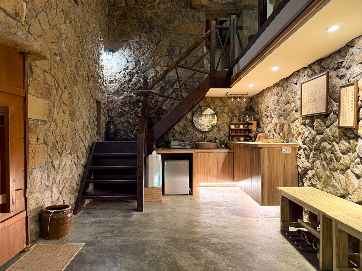 【隱山居-石屋館】九份特色包棟民宿推薦，絕美設計石砌建築2~6人包棟，獨家私人庭院、小閣樓渡假秘境！