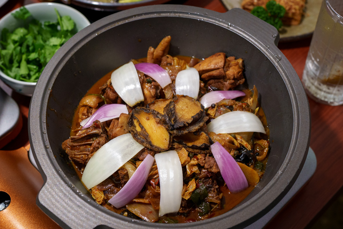 【如嫦】台北中山國中站火鍋美食推薦，980元起大啖最多蛤蠣的火鍋店！一鍋兩吃港式雞煲，被港式料理耽誤的火鍋！