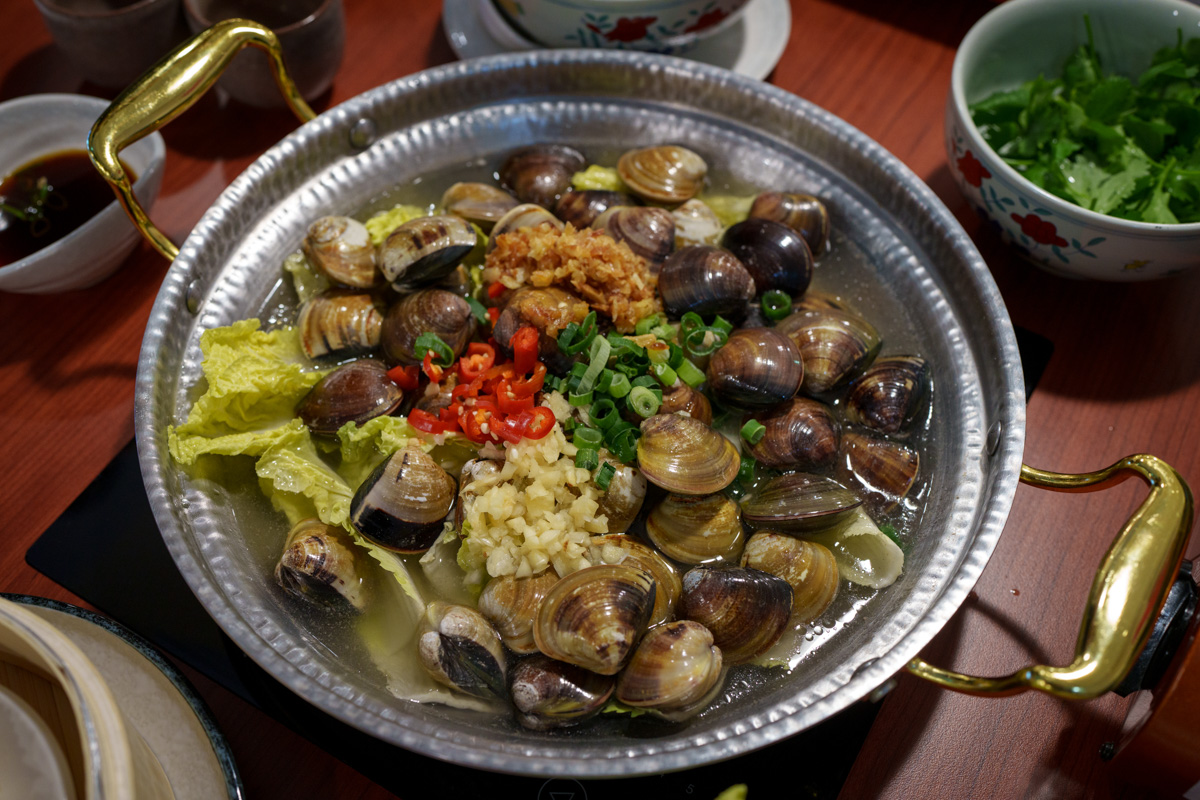 【如嫦】台北中山國中站火鍋美食推薦，980元起大啖最多蛤蠣的火鍋店！一鍋兩吃港式雞煲，被港式料理耽誤的火鍋！