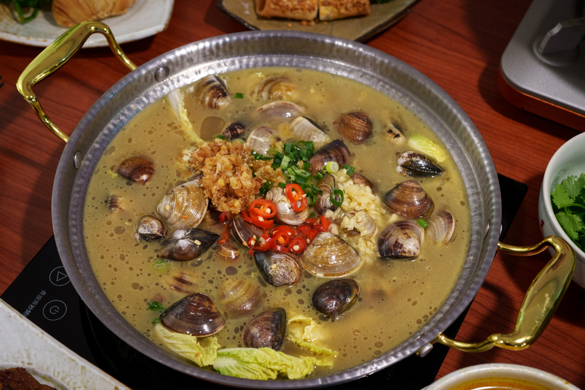 【如嫦】台北中山國中站火鍋美食推薦，980元起大啖最多蛤蠣的火鍋店！一鍋兩吃港式雞煲，被港式料理耽誤的火鍋！