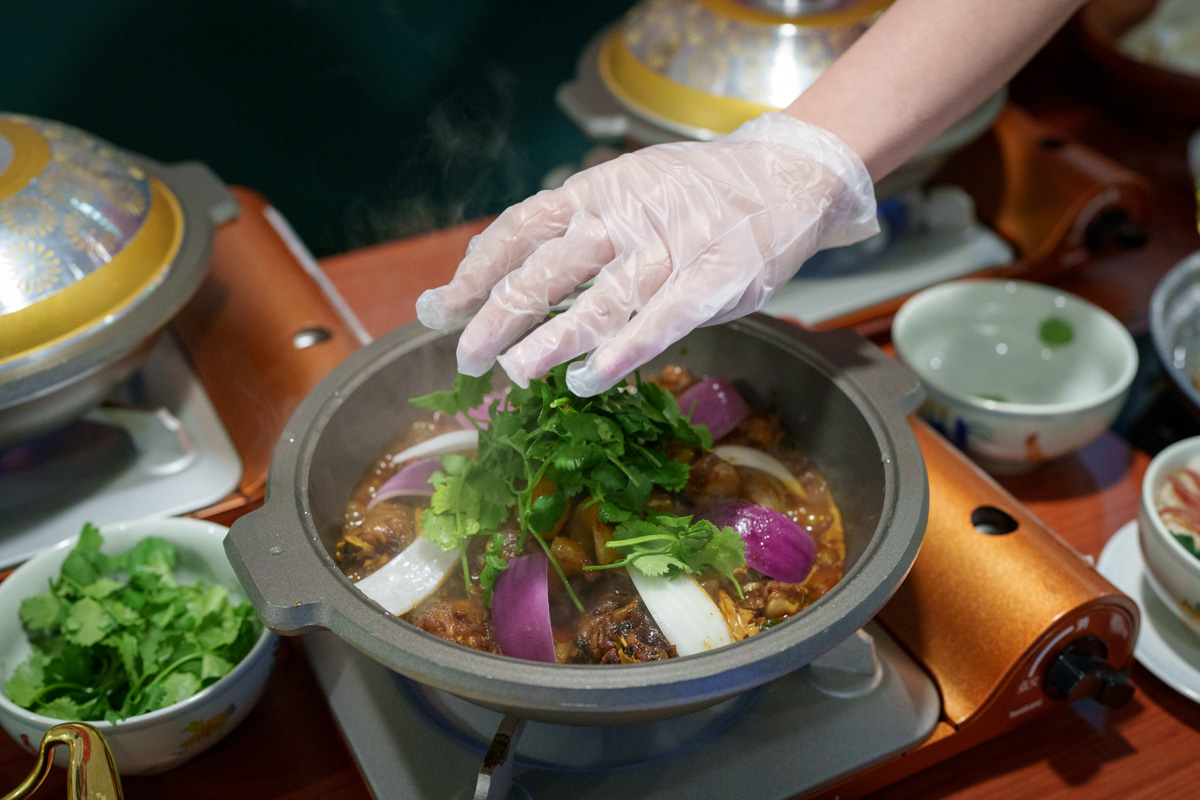 【如嫦】台北中山國中站火鍋美食推薦，980元起大啖最多蛤蠣的火鍋店！一鍋兩吃港式雞煲，被港式料理耽誤的火鍋！