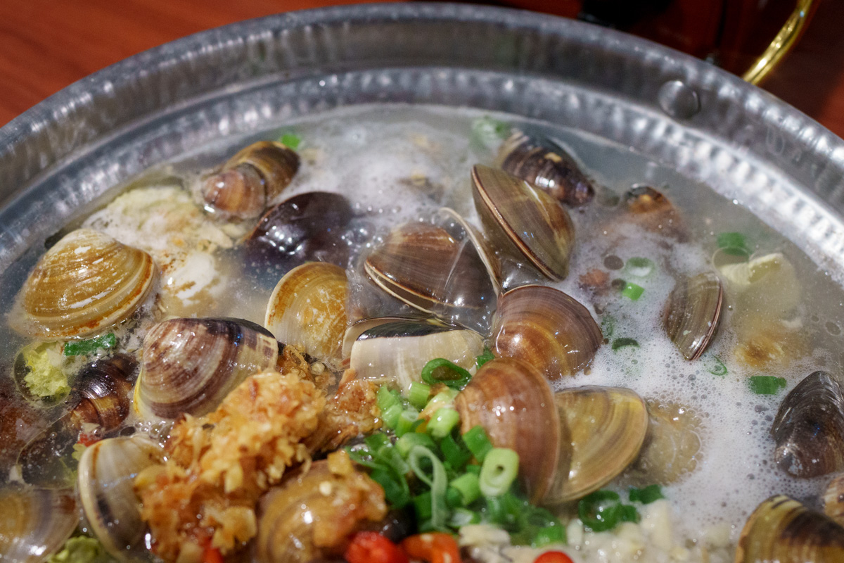 【如嫦】台北中山國中站火鍋美食推薦，980元起大啖最多蛤蠣的火鍋店！一鍋兩吃港式雞煲，被港式料理耽誤的火鍋！