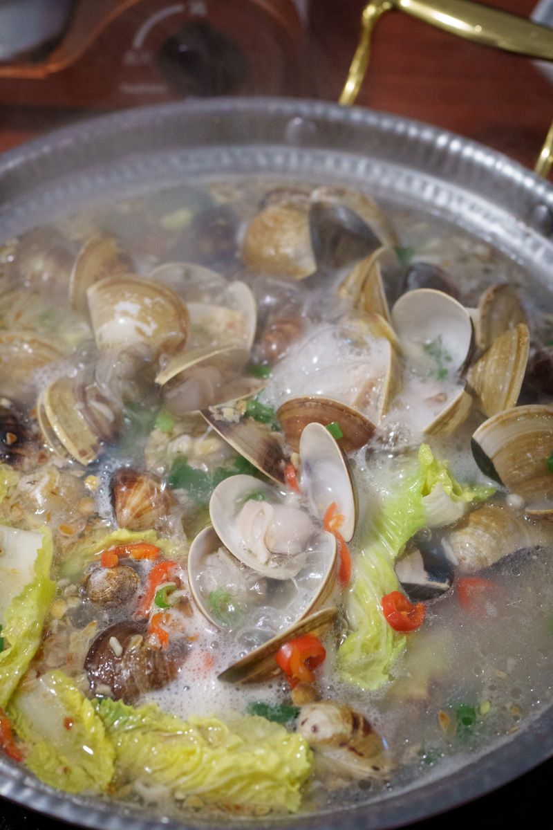 【如嫦】台北中山國中站火鍋美食推薦，980元起大啖最多蛤蠣的火鍋店！一鍋兩吃港式雞煲，被港式料理耽誤的火鍋！