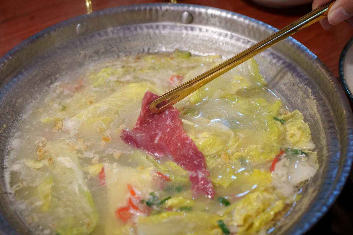 【如嫦】台北中山國中站火鍋美食推薦，980元起大啖最多蛤蠣的火鍋店！一鍋兩吃港式雞煲，被港式料理耽誤的火鍋！