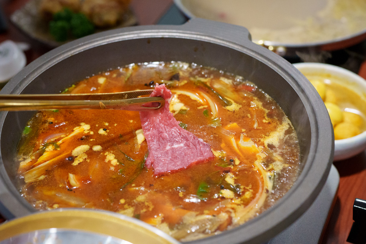 【如嫦】台北中山國中站火鍋美食推薦，980元起大啖最多蛤蠣的火鍋店！一鍋兩吃港式雞煲，被港式料理耽誤的火鍋！