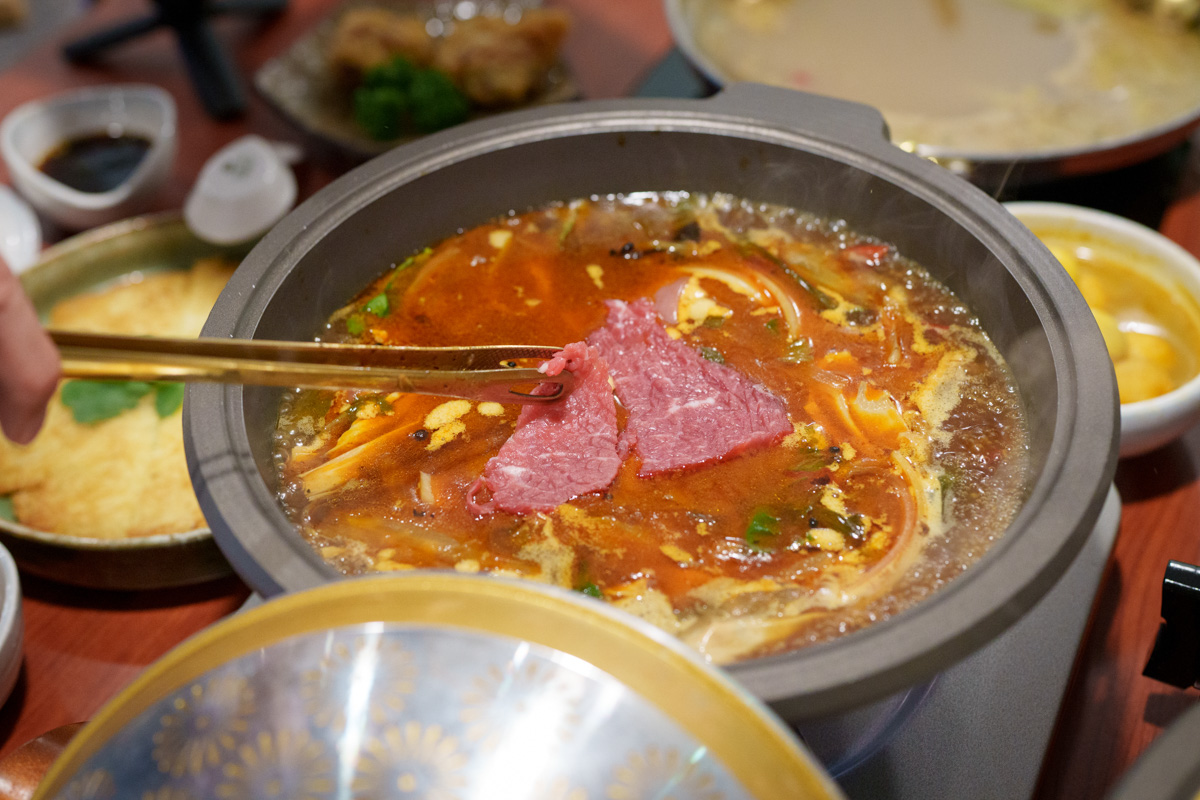 【如嫦】台北中山國中站火鍋美食推薦，980元起大啖最多蛤蠣的火鍋店！一鍋兩吃港式雞煲，被港式料理耽誤的火鍋！
