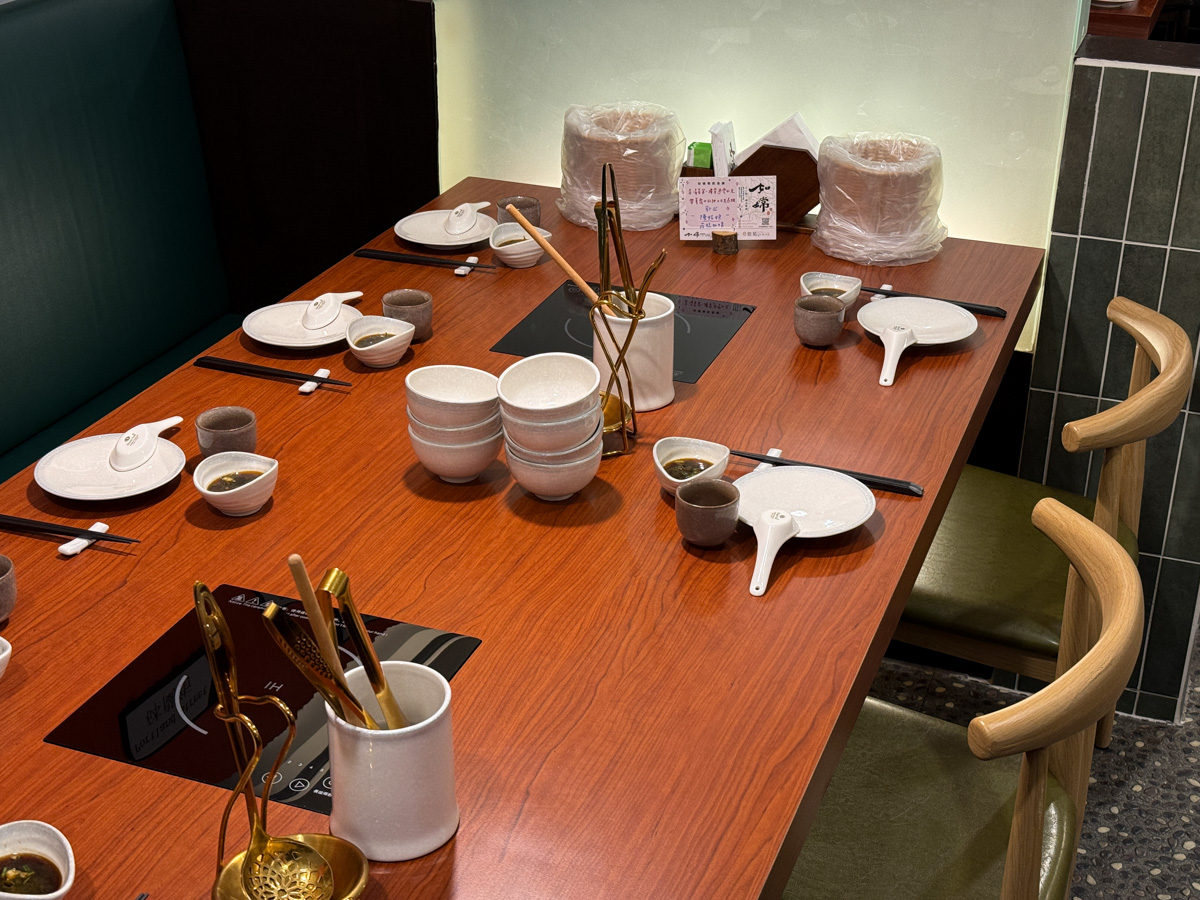 【如嫦】台北中山國中站火鍋美食推薦，980元起大啖最多蛤蠣的火鍋店！一鍋兩吃港式雞煲，被港式料理耽誤的火鍋！